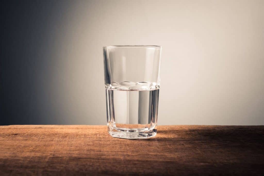 Mindset Glaubenssätze Erfolg Geld Investition Glas Halb Voll Halb Leer
