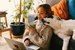 Junge Frau mit Laptop und Hund