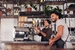 Café Mitarbeiter stehen an der Theke